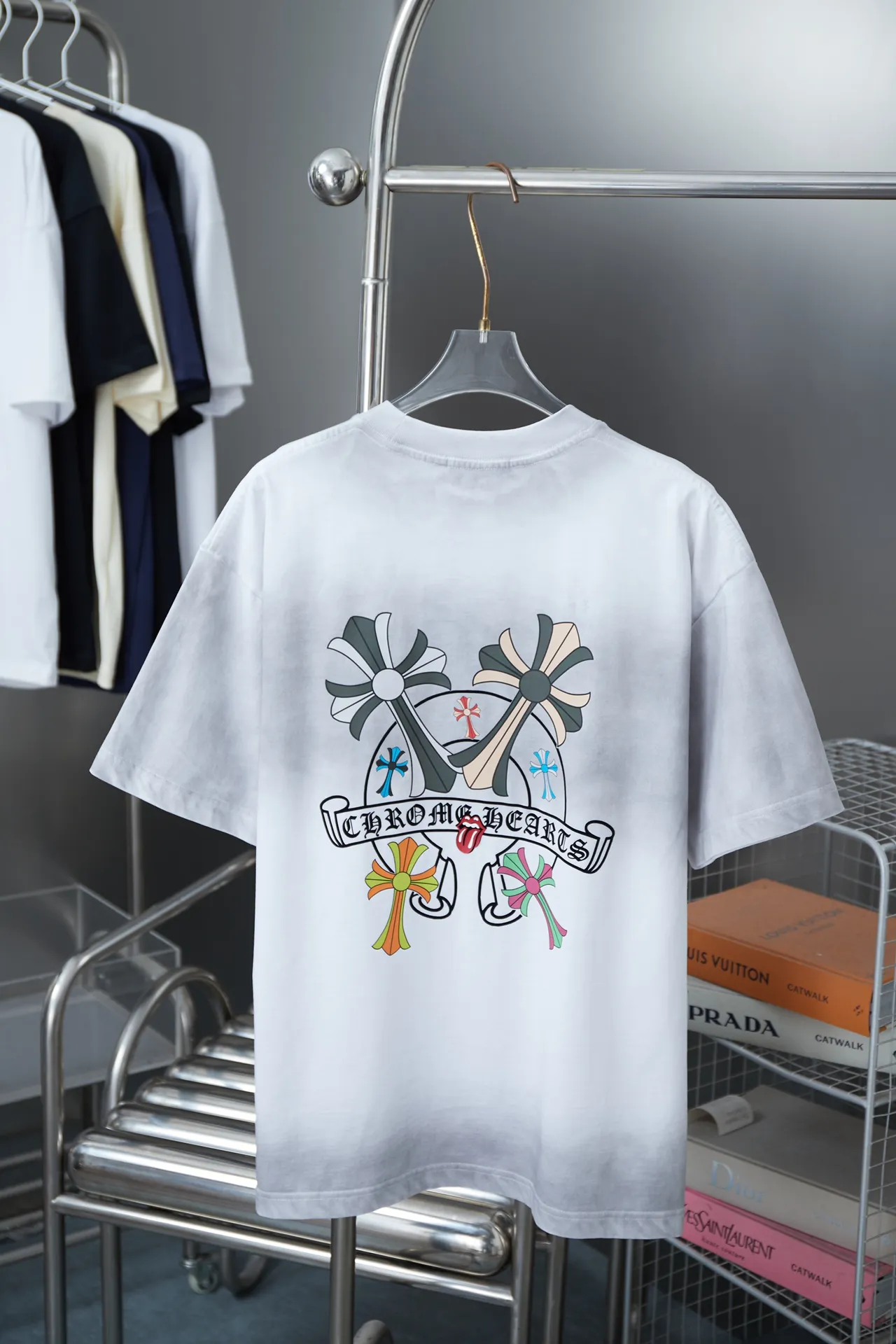 🅿️200 Ch*ome Hearte 25SS early spring new style, Croix heart logo printed short sleeves, light luxury, a must-have item for daily commuting for men and women, correct version, welcome to compare, detailed features · 320g 100% pure cotton double yarn jersey fabric · Custom dyed in the same vat, special thickened 32 count double-strand 1X1 thread · Digital direct printing ➕ Three-dimensional thick letter logo · Ready-to-wear dyeing Then do the faded fried snowflake process, then wash it to make it look old · General washing to improve the effect · Double needle stitching and cross-stitch process · Original main mark, washed tag, brand moisture-proof paper packaging Color: black/white Size: S/M/L/XL